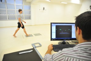 Influ&ecirc;ncia da neuropatia perif&eacute;rica e da ulcera&ccedil;&atilde;o plantar nas vari&aacute;veis cin&eacute;ticas e eletromiogr&aacute;ficas durante a marcha de diab&eacute;ticos